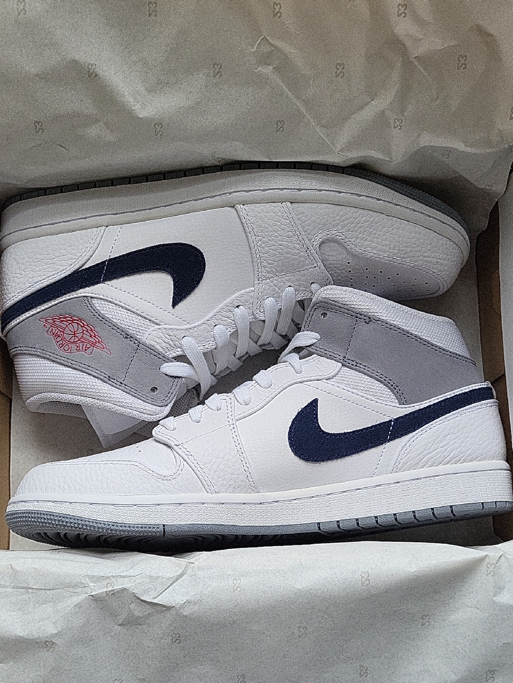 Jordan 1 Mid Paris